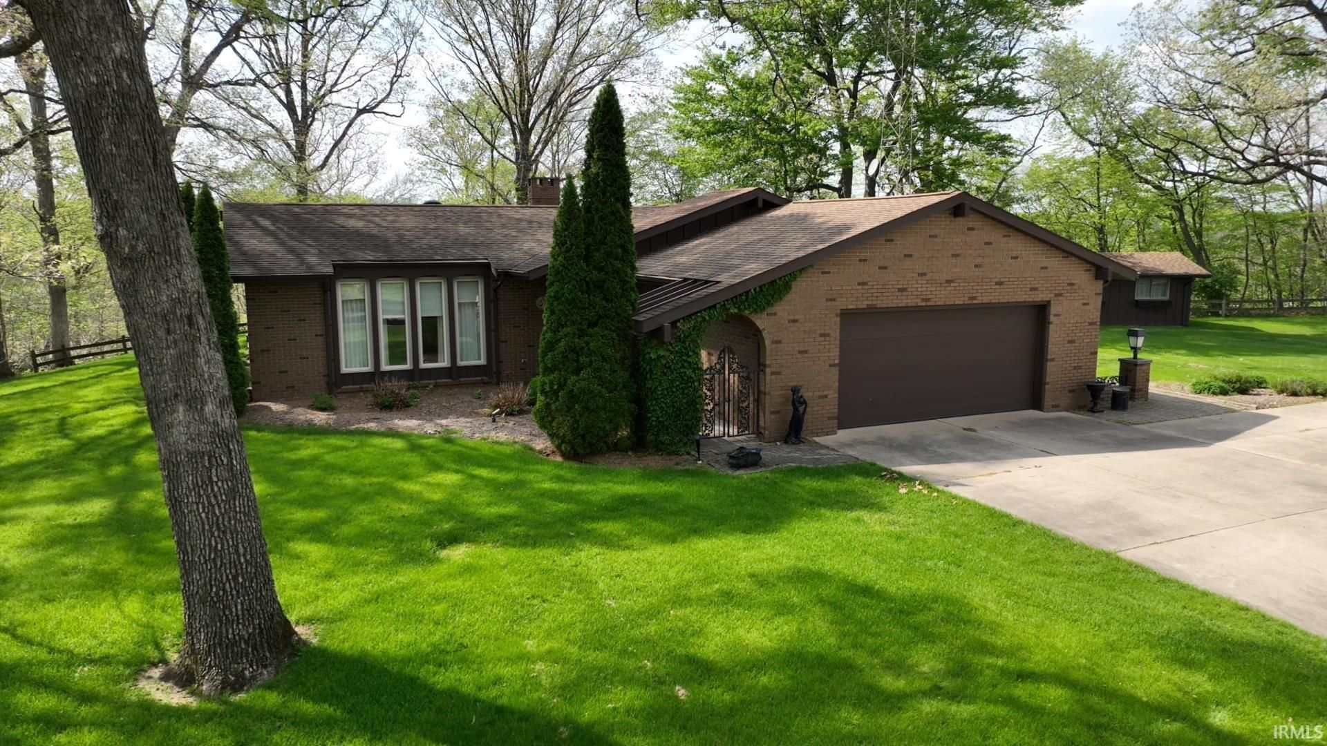 1828 N Royal Oaks Drive, Monticello